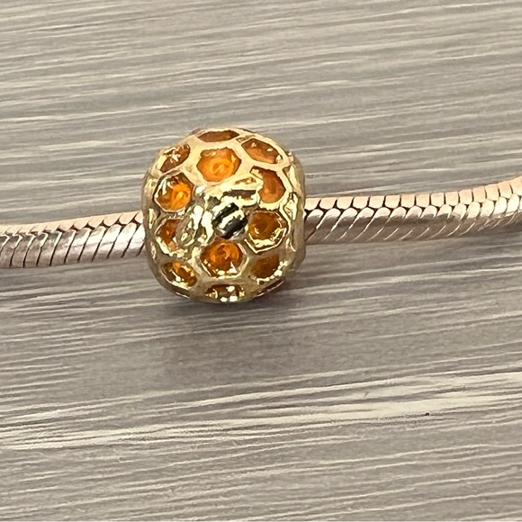 Honey bee 🐝 charm only, Fits Pandora bracelets - Picture 1 of 6